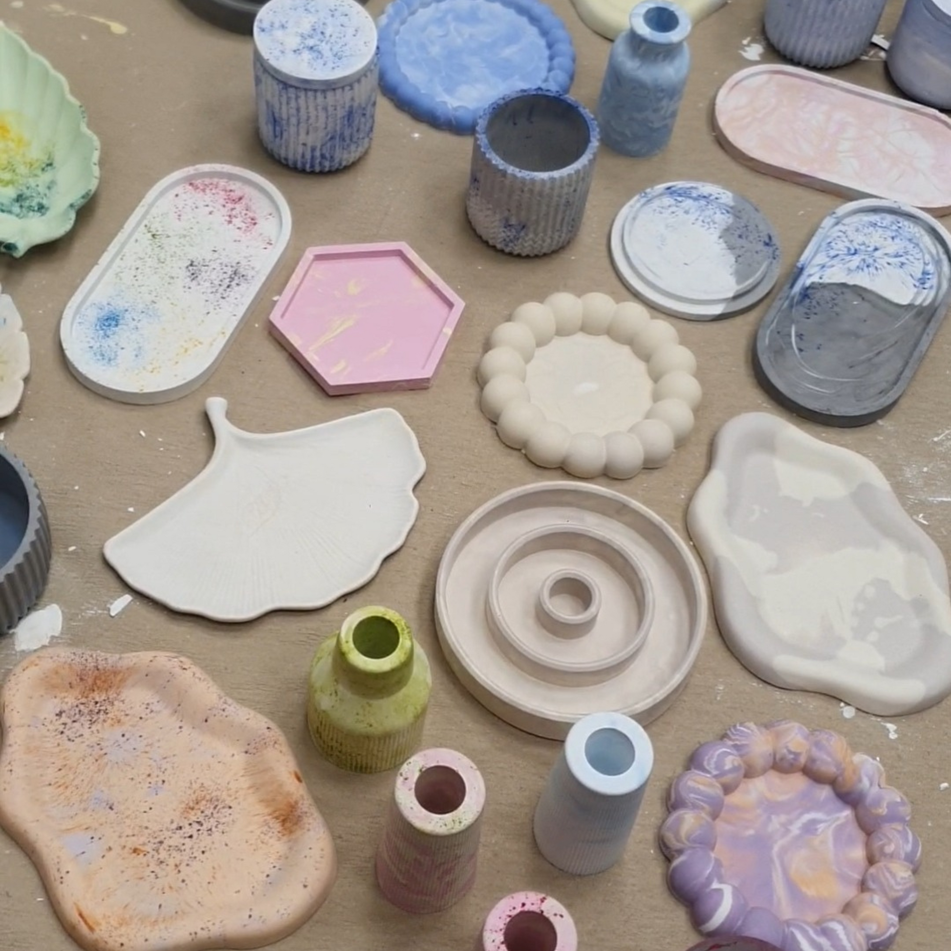 Verschiedene Formen von Betonstücken flache und zylinderförmige Kunststücke.