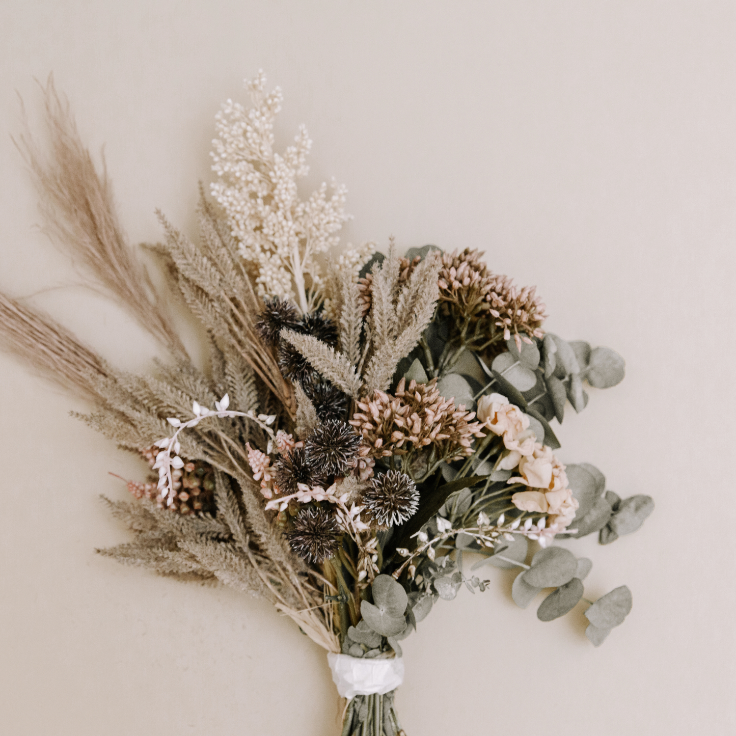 Trockenblumenstrauß mit Pampagräser und Eucalyptus mit weißem Band.