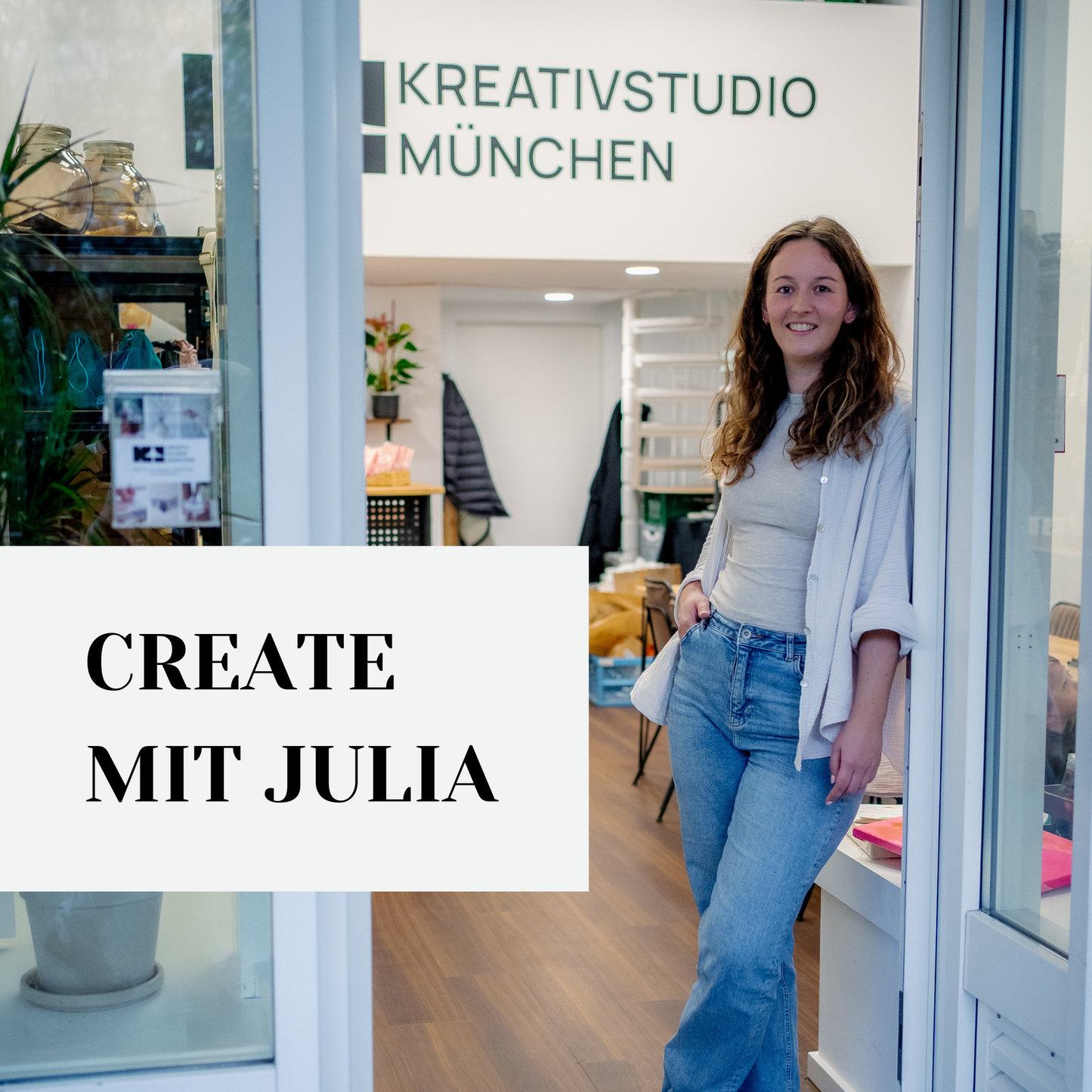 Eingang des Kreativstudio München mit der Gründerin Julia stehend an der Ladentüre mit Aufschrift Create mit Julia.
