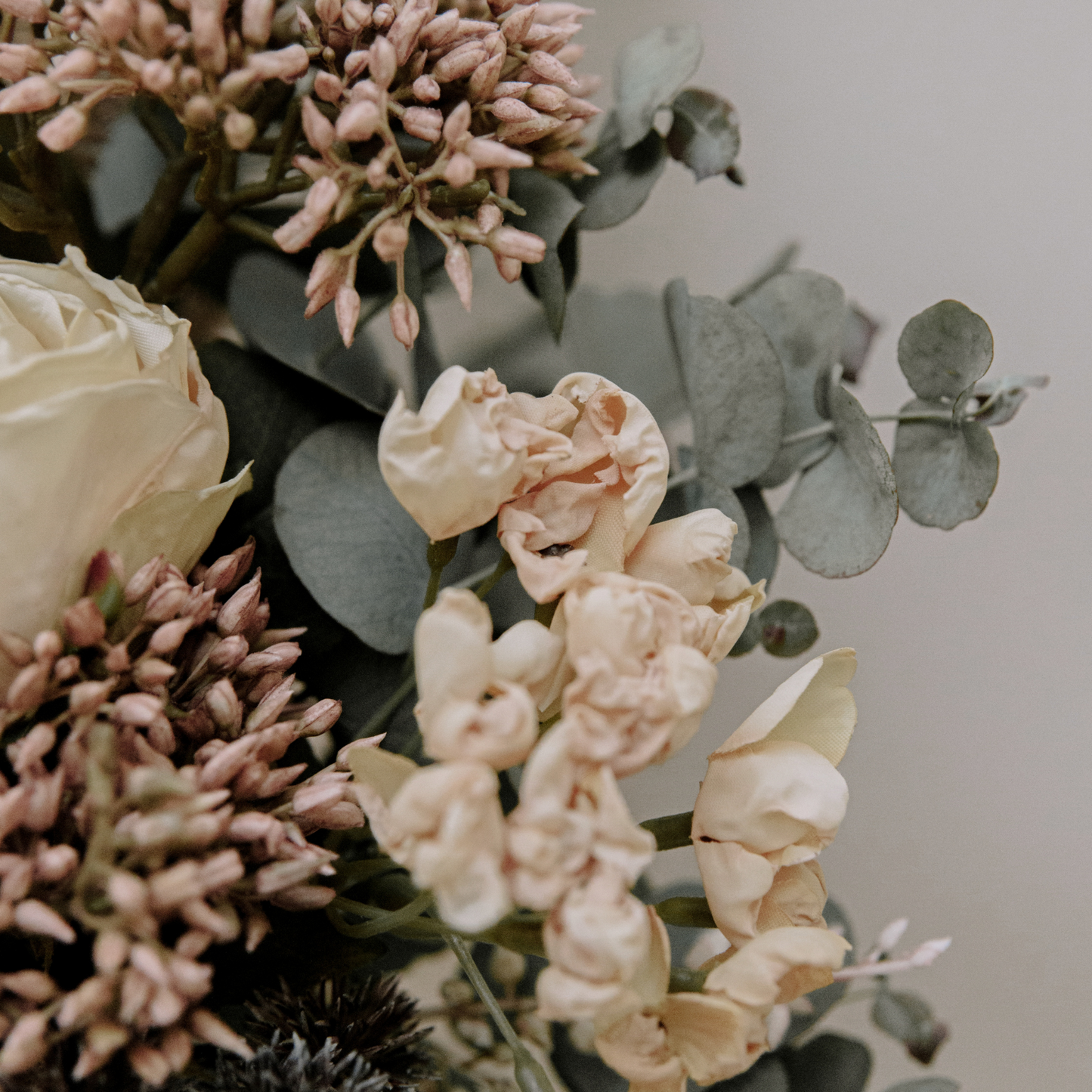 Trockenblumenstrauß mit Eucalyptus und Rosen