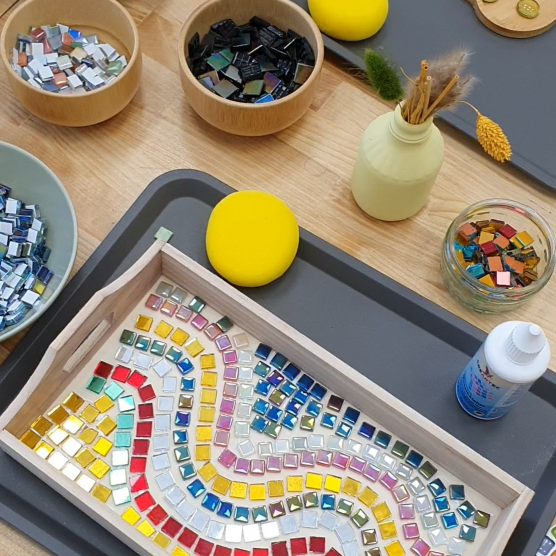Auf einem Tisch stehen die Arbeitsmaterialien für einen Mosaik-Workshop im Kreativstudio München.
