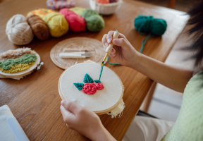 Eine Person punch needled einen Untersetzer.