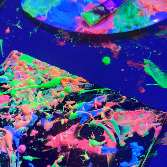 Mit leuchtender UV-Farbe bemalte Leinwand.