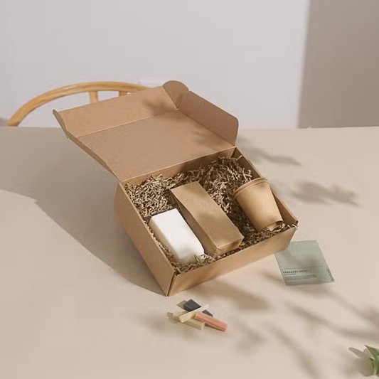 Verpackungskarton des DIY Terrazzo Seifen-Kits gut ausgepolstert.