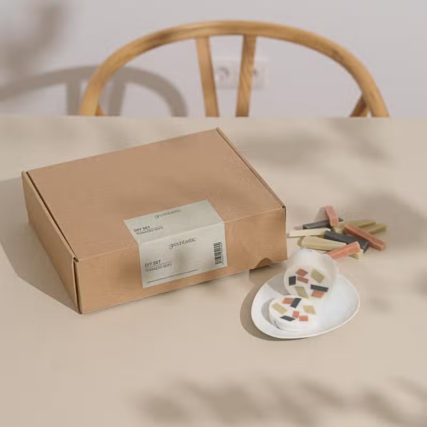 Verpackungskarton des DIY-Kits liegt auf dem Tisch, die Materialien wie Seife liegen auf dem Tisch.