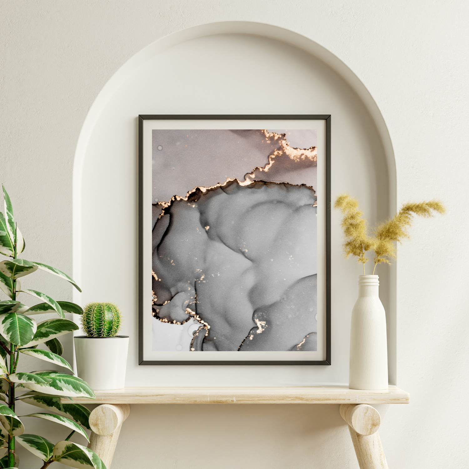 Eingerahmtes Bild hängend an einer hellen Wand mit Bogen. Es wurde mit der Technik Alkoholtinte im Workshop im Kreativstudio München gefertigt.