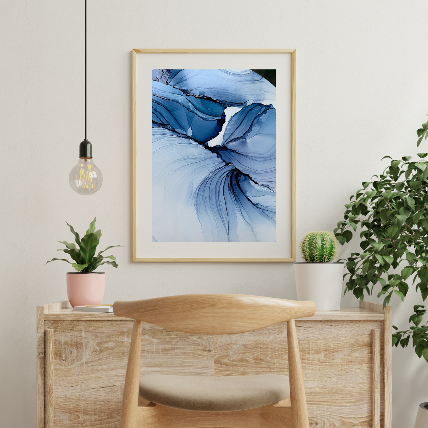 Gemälde mit der Technik aus dem Workshop Malen mit Alkoholtinte erstellt hängt an einer Wand in einem Wohnbereich. Das Kunstwerk zeigt einen blauen Farbverlauf.