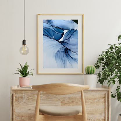 Gemälde mit der Technik aus dem Workshop Malen mit Alkoholtinte erstellt hängt an einer Wand in einem Wohnbereich. Das Kunstwerk zeigt einen blauen Farbverlauf.