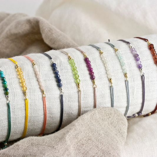 Bunte Armbänder aufgereiht auf einem Verkaufstisch.