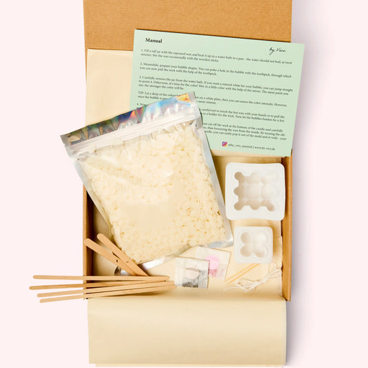 Verpackungsbox mit Wachs zum Schmelzen Silikonformen und Holzstäbchen mit Anleitung zum selber gießen der Bubblekerzen.