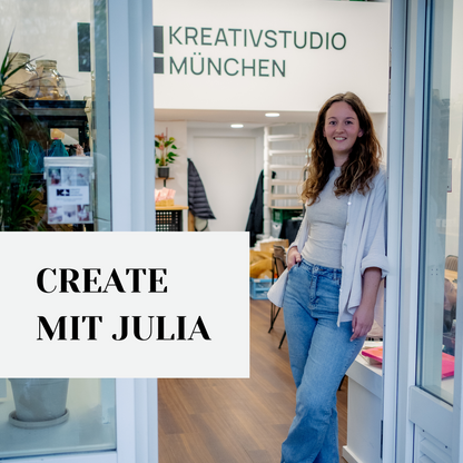Eingang des Kreativstudio München mit der Gründerin Julia stehend an der Ladentüre mit Aufschrift Create mit Julia.