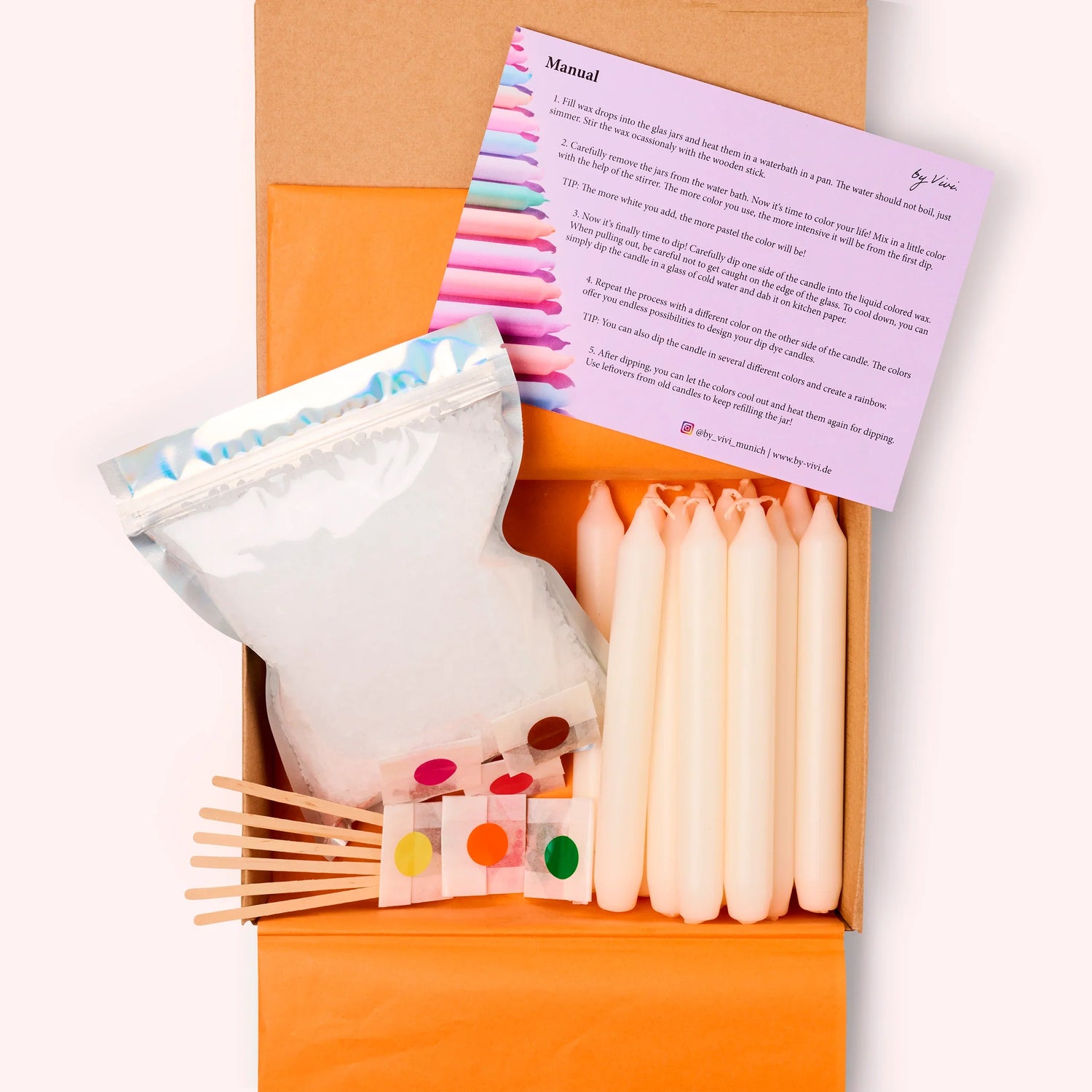 Orange aufgeklappte Box mit Materialien zum selber herstellen von DipDye Kerzen. 