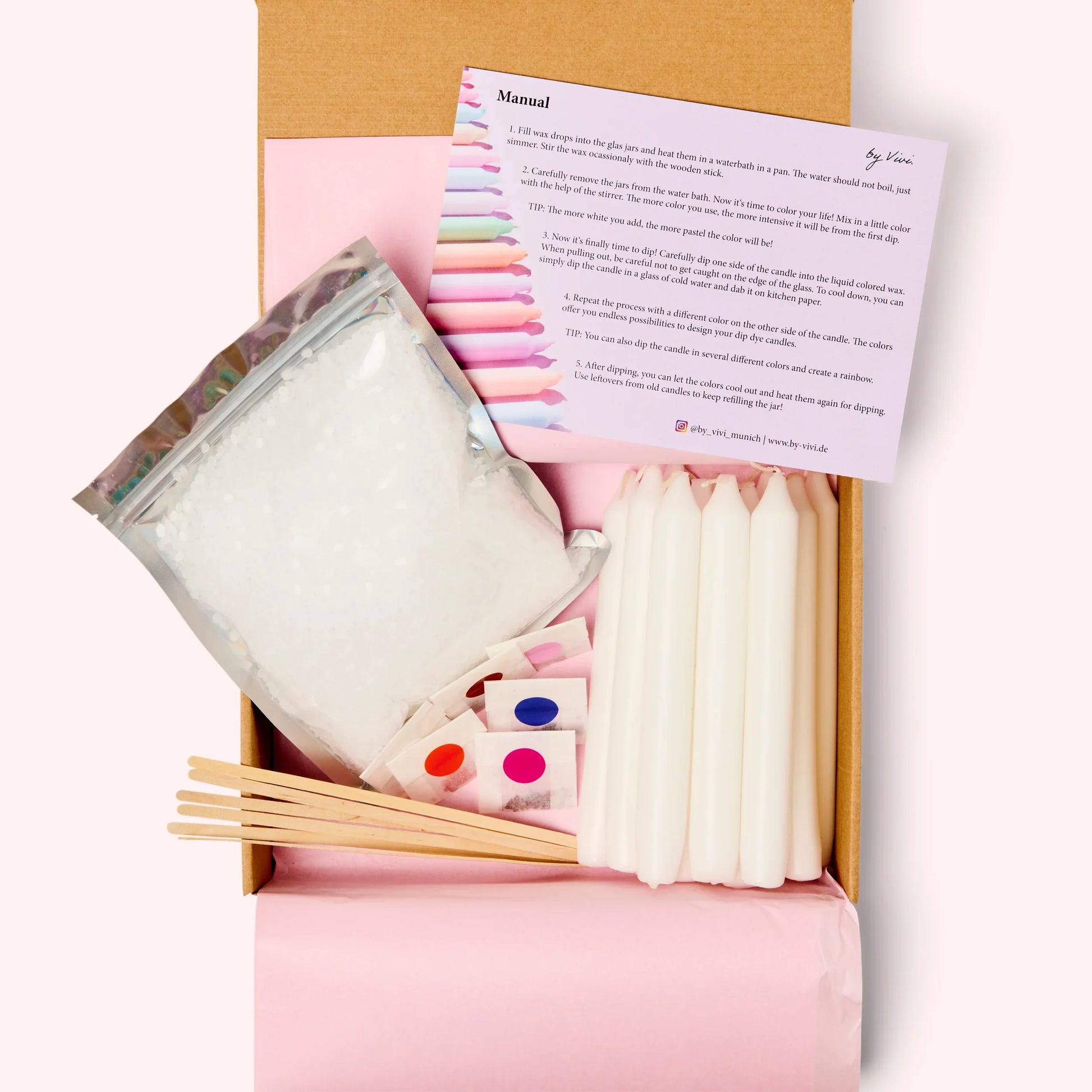Aufgeklappte Box mit Materialien zum Kerzen dippen. DIY-Kit.