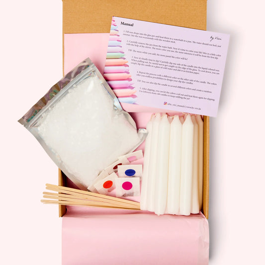 Aufgeklappte Box mit Materialien zum Kerzen dippen. DIY-Kit.